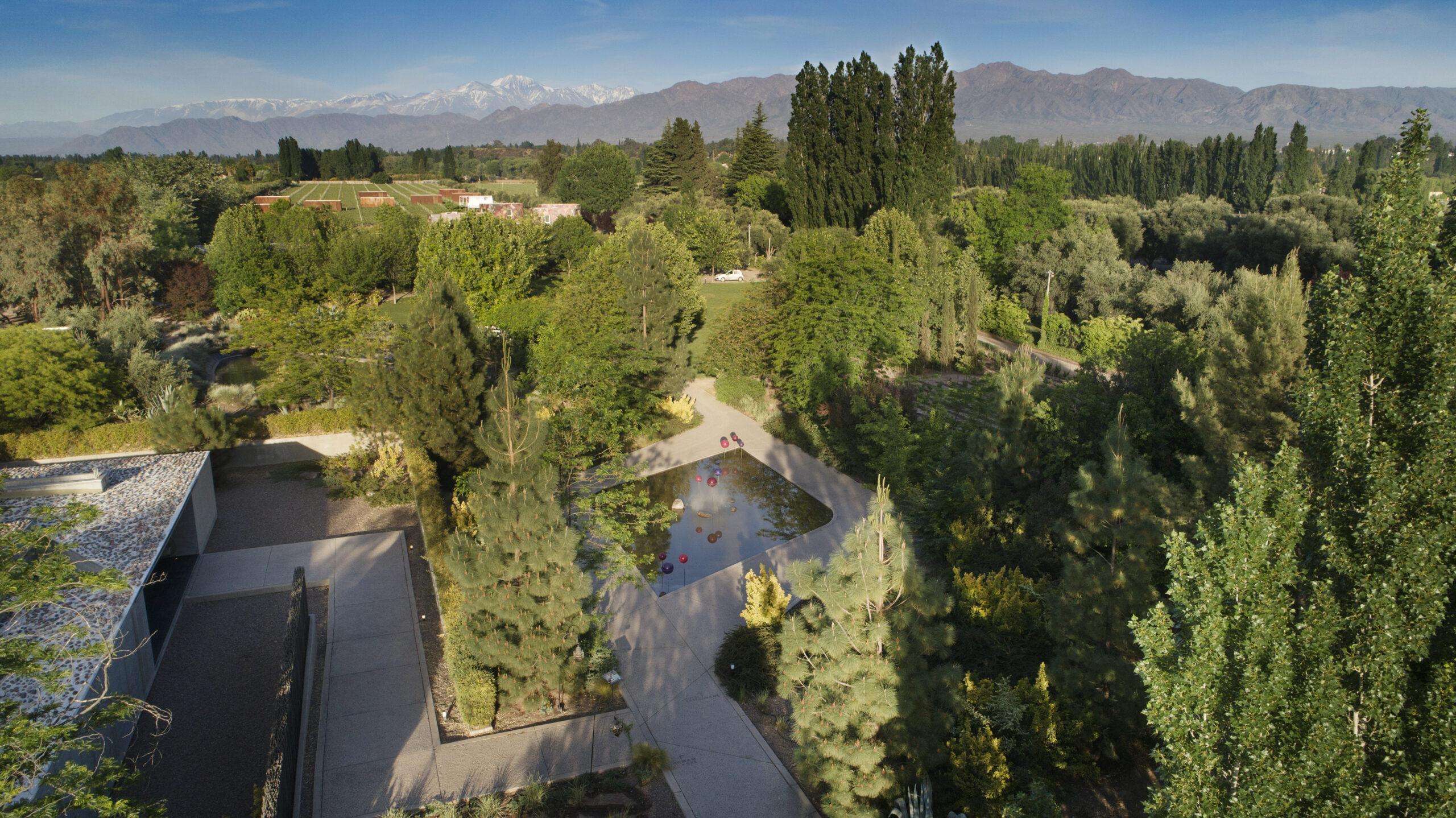 HD Vista jardin hacia montana (1)