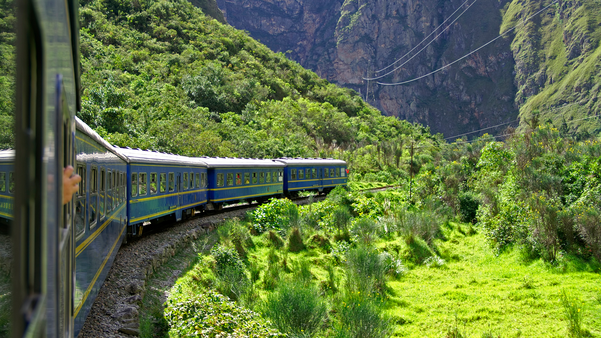 Train-headed-for-the-Sacred-Valley-in-Peru