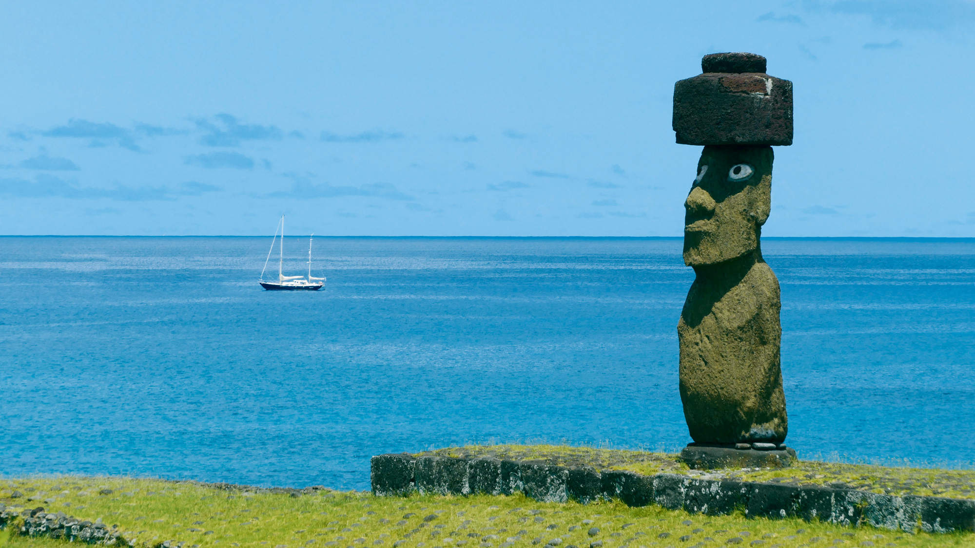 YAM294.feat_Adventure_Easter_island.11_Moai_near_our_Hanga_Roa_anhorage