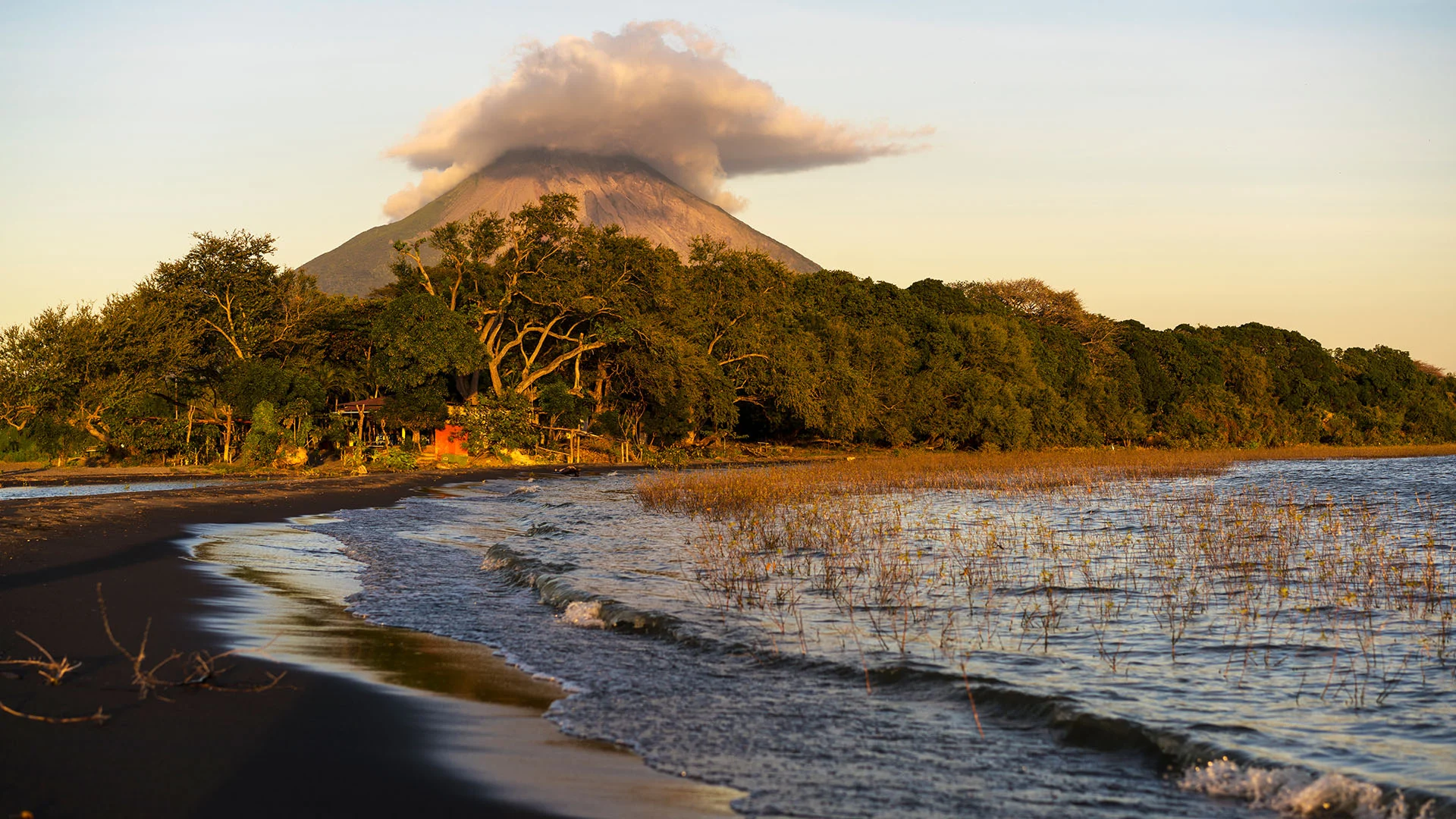 nicaragua_lake_nicaragua_ometepe_island_jesus_mary_beach_iStock-700657012